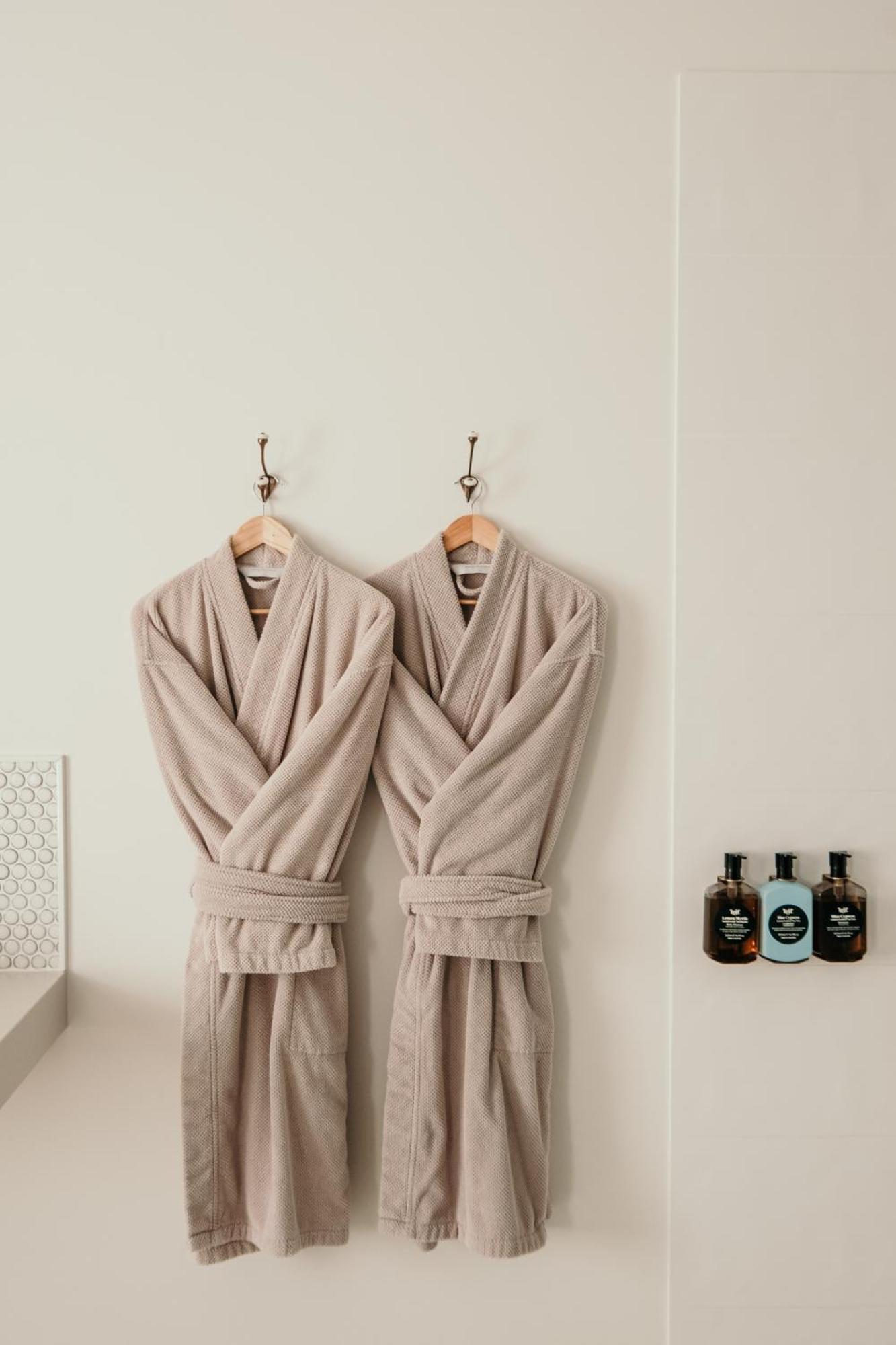 The Oak & Anchor Hotel Port Fairy Exterior foto Two bathrobes hanging on a wall
