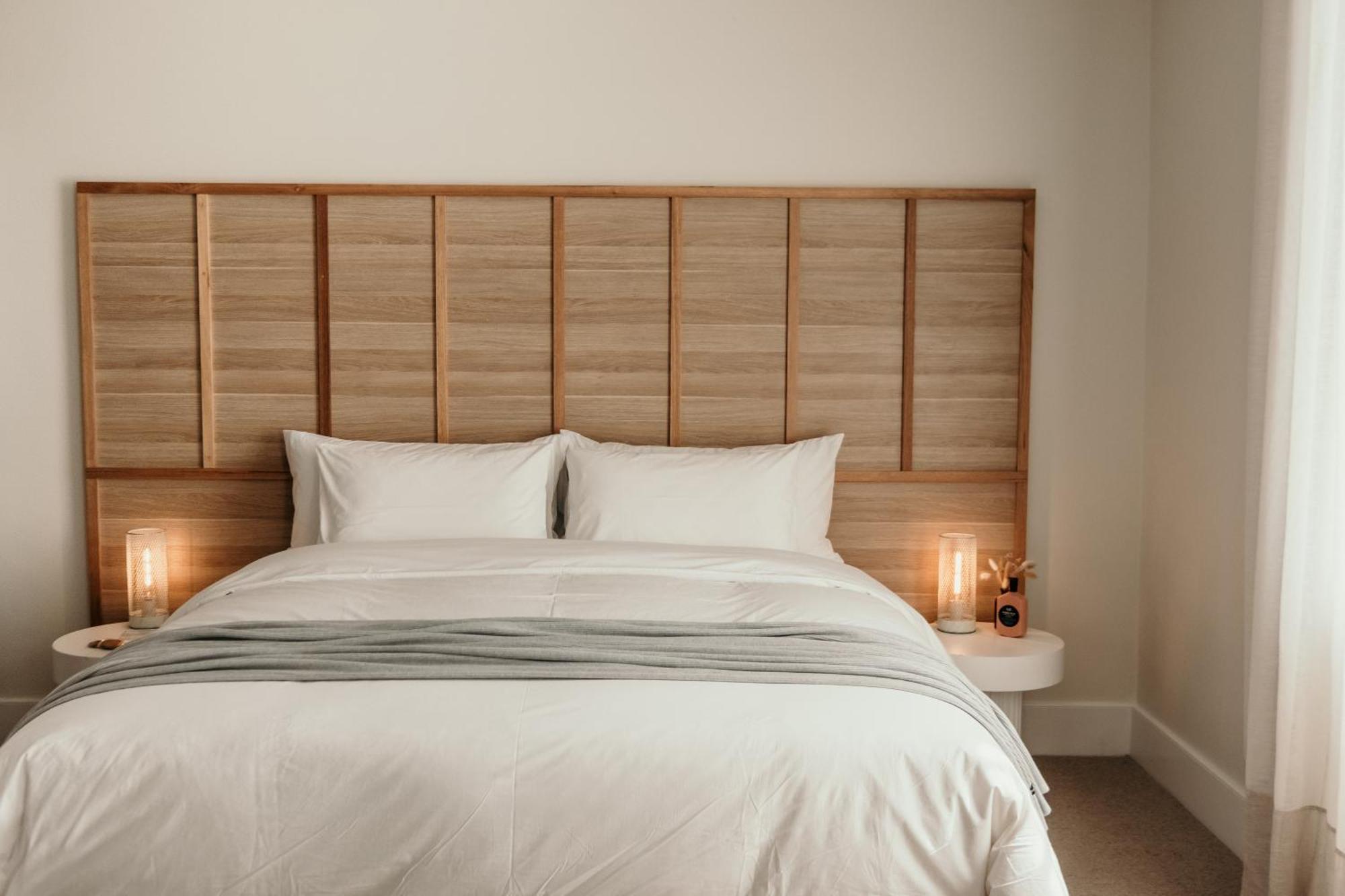 The Oak & Anchor Hotel Port Fairy Exterior foto A bed with a headboard