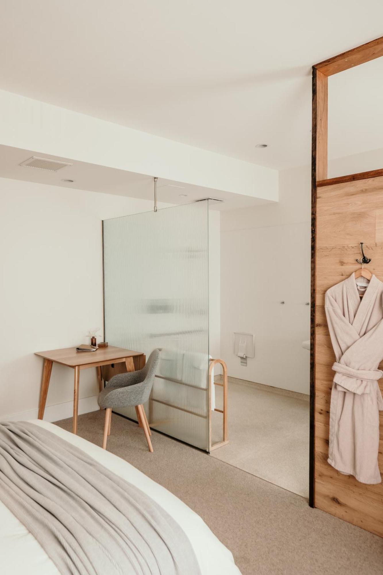 The Oak & Anchor Hotel Port Fairy Exterior foto A shower enclosure