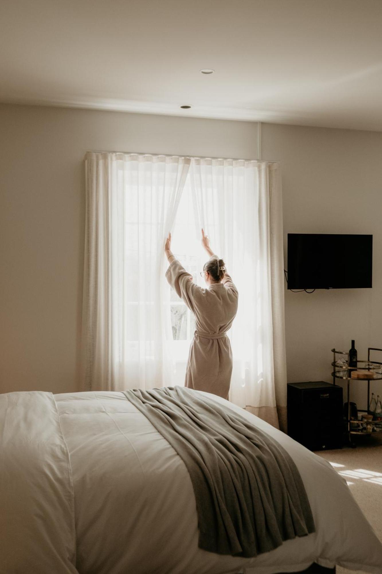 The Oak & Anchor Hotel Port Fairy Exterior foto A woman opening the curtains in the morning