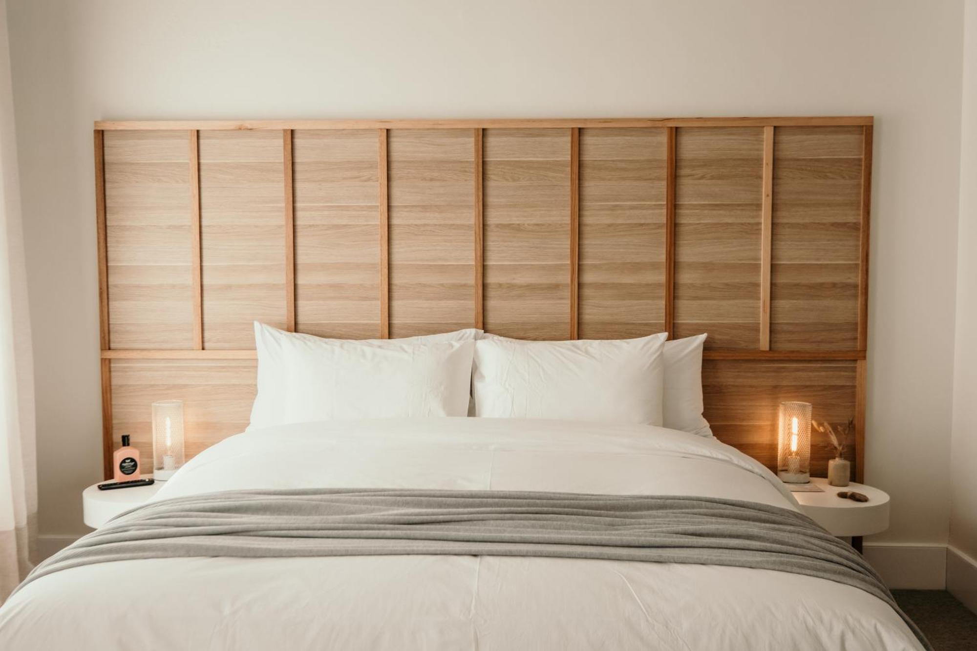 The Oak & Anchor Hotel Port Fairy Exterior foto A bed with a headboard