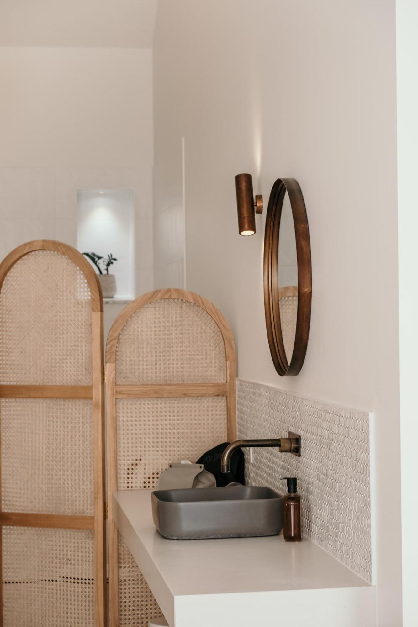 The Oak & Anchor Hotel Port Fairy Exterior foto A wall-mounted mirror