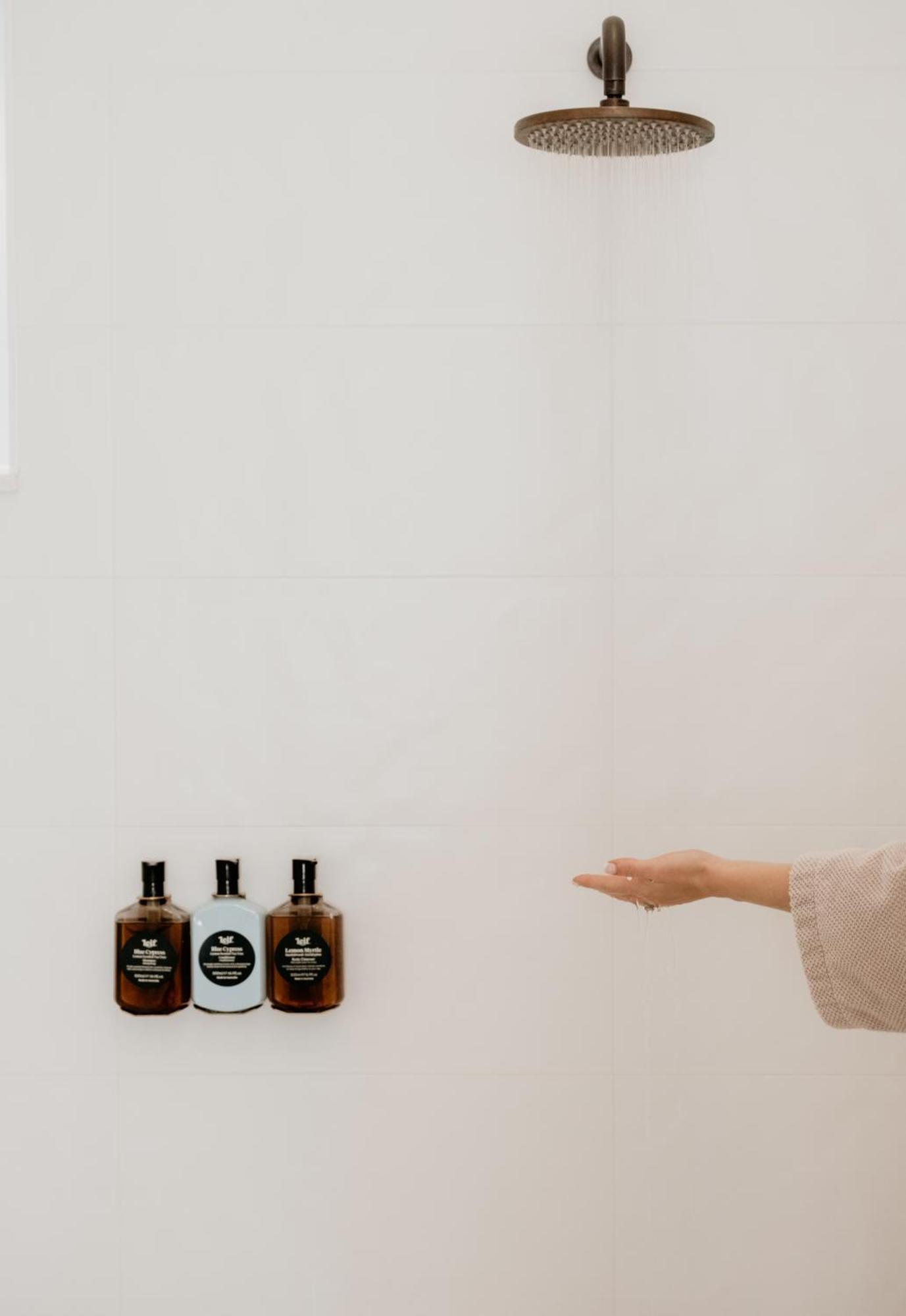 The Oak & Anchor Hotel Port Fairy Exterior foto A hand washing with soap