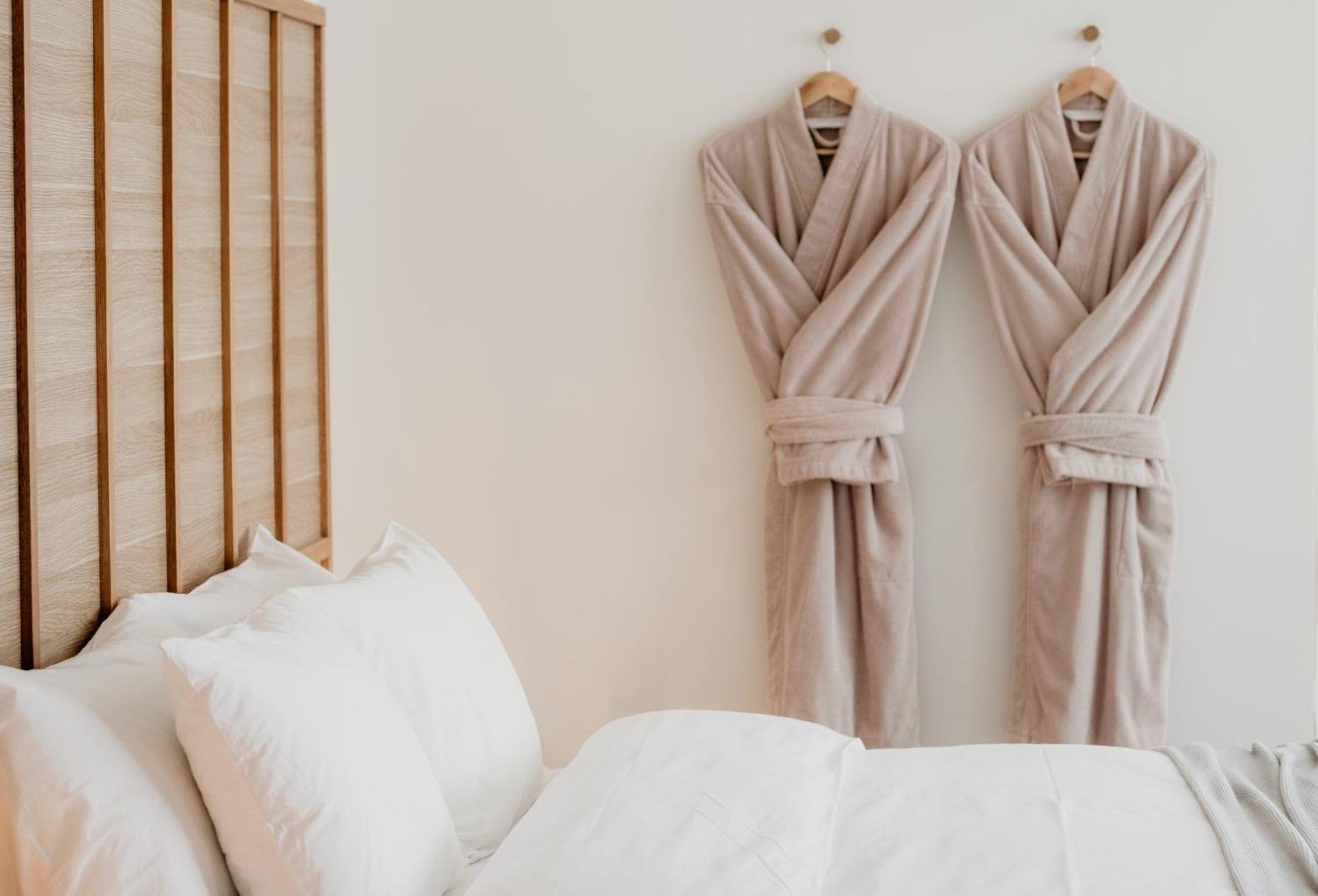 The Oak & Anchor Hotel Port Fairy Exterior foto Two bathrobes hanging on a wall
