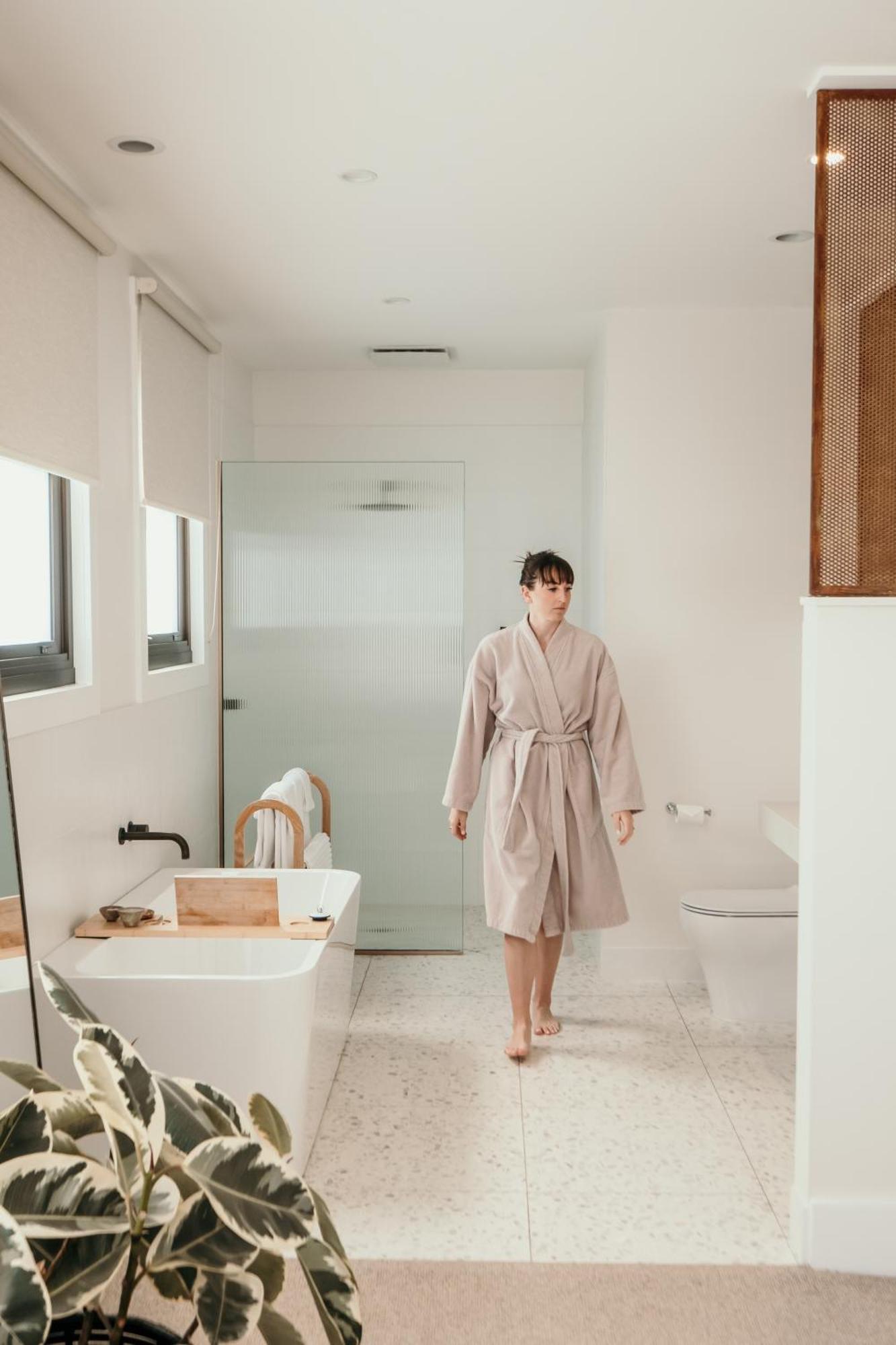 The Oak & Anchor Hotel Port Fairy Exterior foto A woman wearing a bathrobe