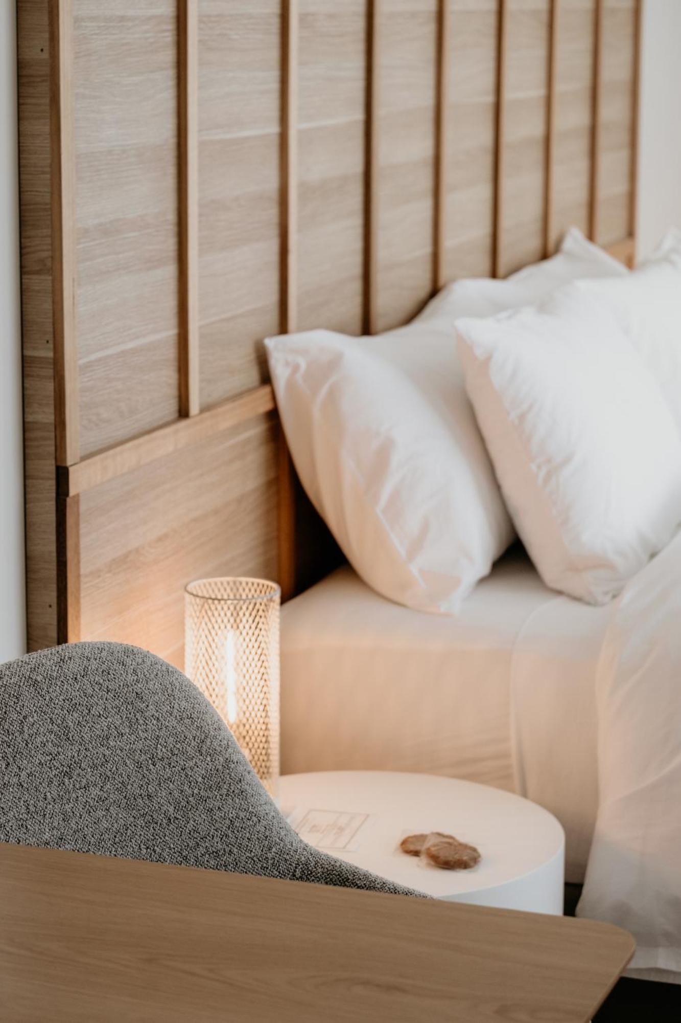 The Oak & Anchor Hotel Port Fairy Exterior foto A bed with two pillows