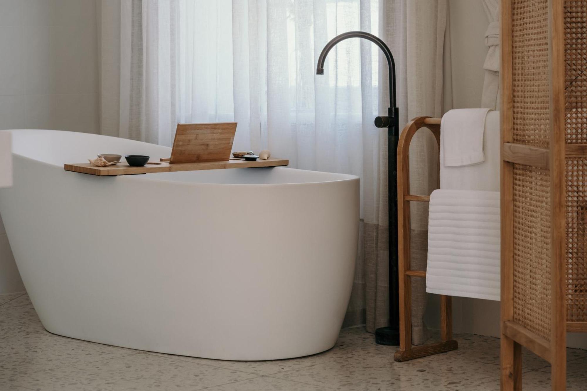 The Oak & Anchor Hotel Port Fairy Exterior foto A freestanding bathtub
