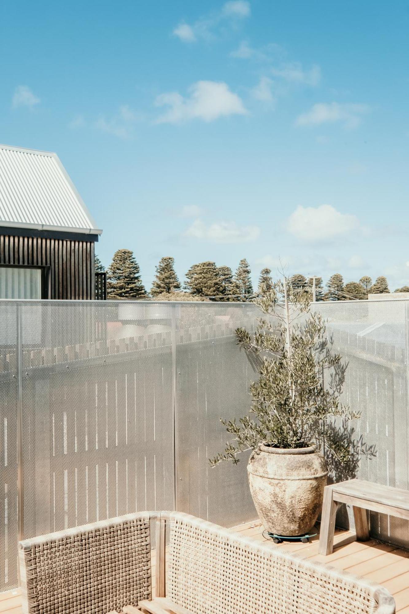 The Oak & Anchor Hotel Port Fairy Exterior foto The roof terrace
